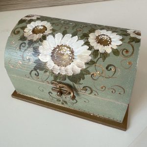 Cutie pentru bijuterii din lemn, tip cufar cu margarete